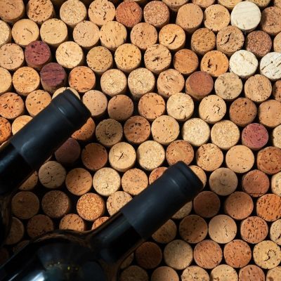 deux-bouteilles-vin-se-trouvent-bouchons-vin-arriere-plan-conception-creative-espace-pour-texte_127877-431-SF4E3nZcs-transformed deux-bouteilles-vin-se-trouvent-bouchons-vin-arriere-plan-conception-creative-espace-pour-texte_127877-431-SF4E3nZcs-transformed