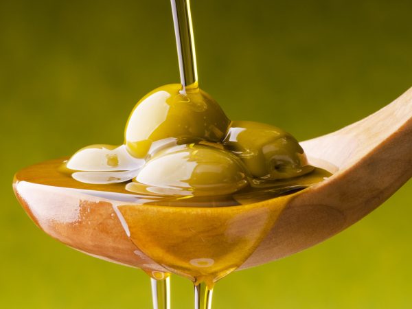 olio di oliva con sfondo verde