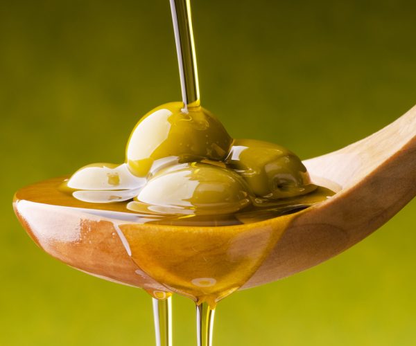 olio di oliva con sfondo verde